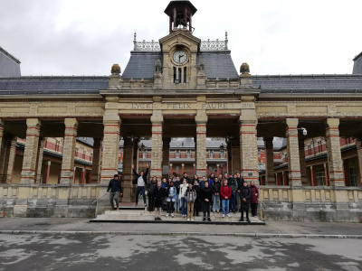 In Beauvais: Am Eingangstor der Schule (GLR, März 2023)