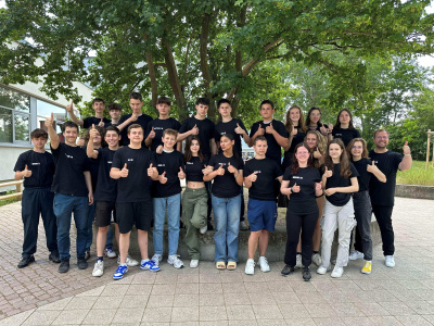 Die Schülerinnen und Schüler von BOLDT in ihren neuen Shirts  (Dr. Karl Brauer, Juni 2023)