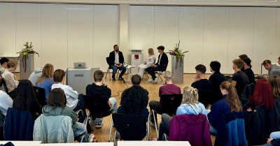 Michael Hose im Gespräch mit den Schülerinnen und Schülern (Dr. Karl Brauer, 29.09.2025)