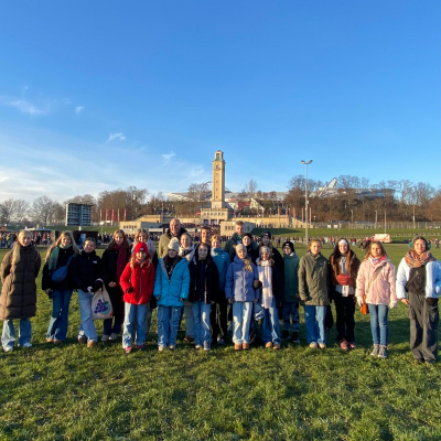 Gruppenbild vor dem Stadion (LAN, November 2025)